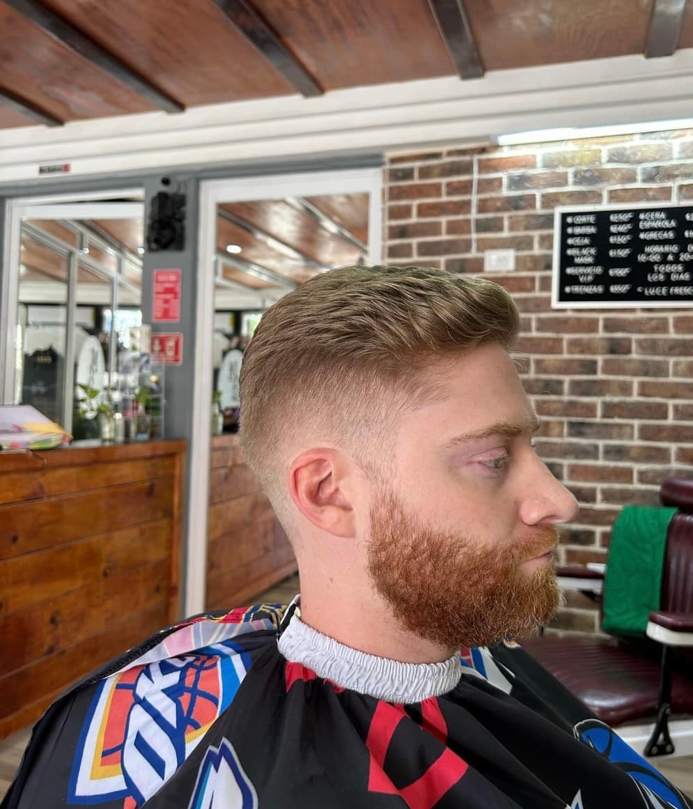 Corte fade clásico con barba en la barbería Mambas