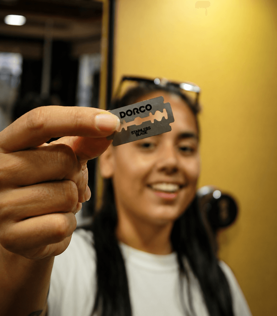 Detalle de navaja para servicio de barbería en Mambas