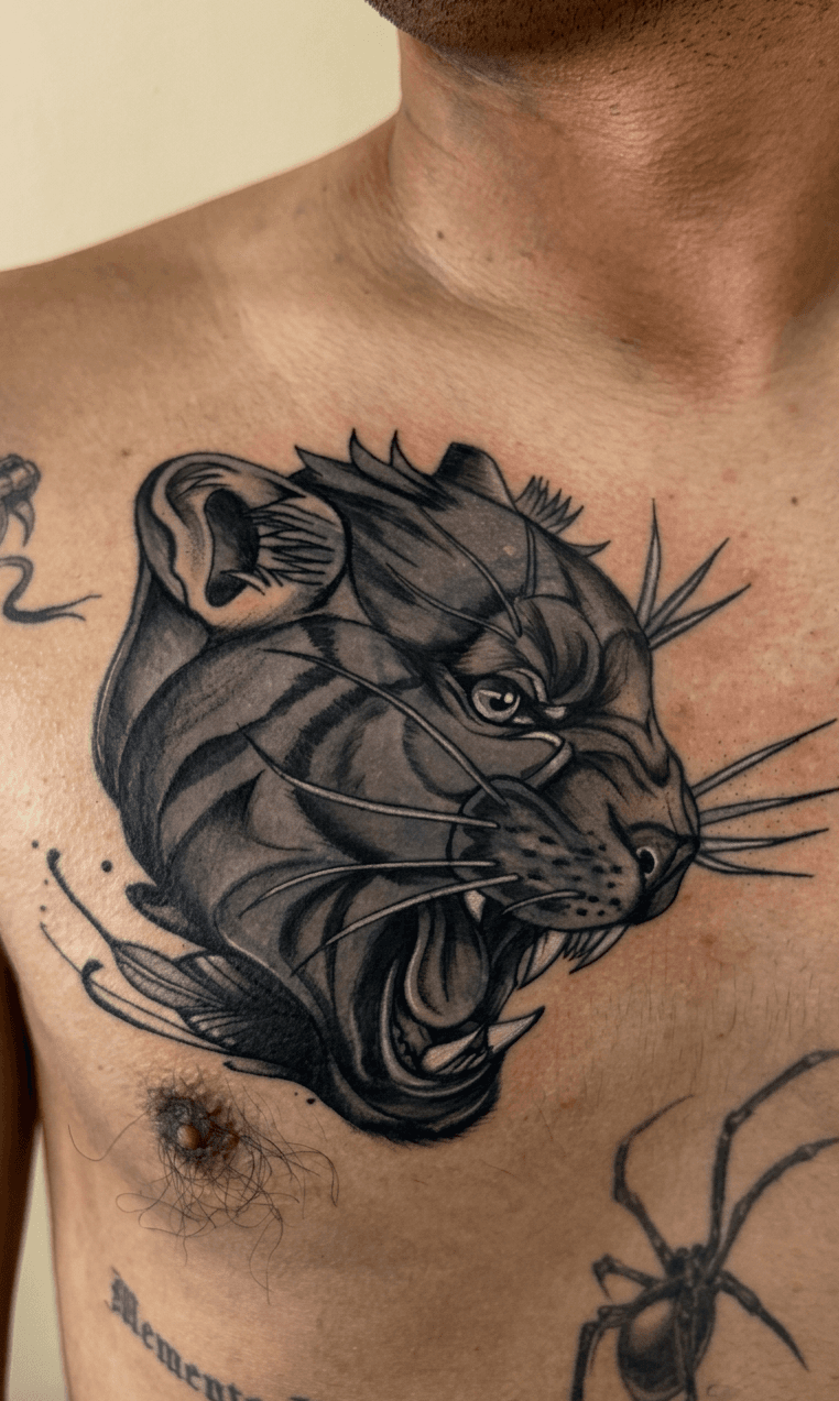 Tatuaje blackwork de pantera en pecho hecho por Mambas Tattoo