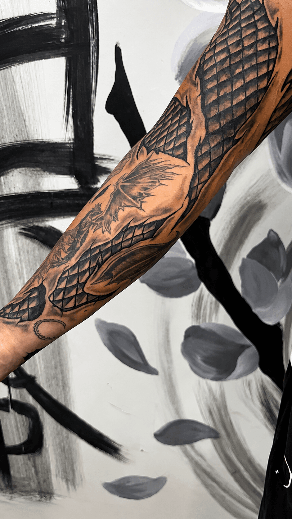 Tatuaje blackwork de dragón en brazo realizado por Mambas Tattoo